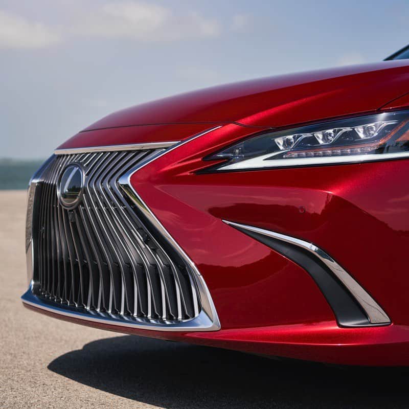 Lexus USAのインスタグラム：「Fashion forward in every season. The new all-wheel drive #LexusES AWD.」