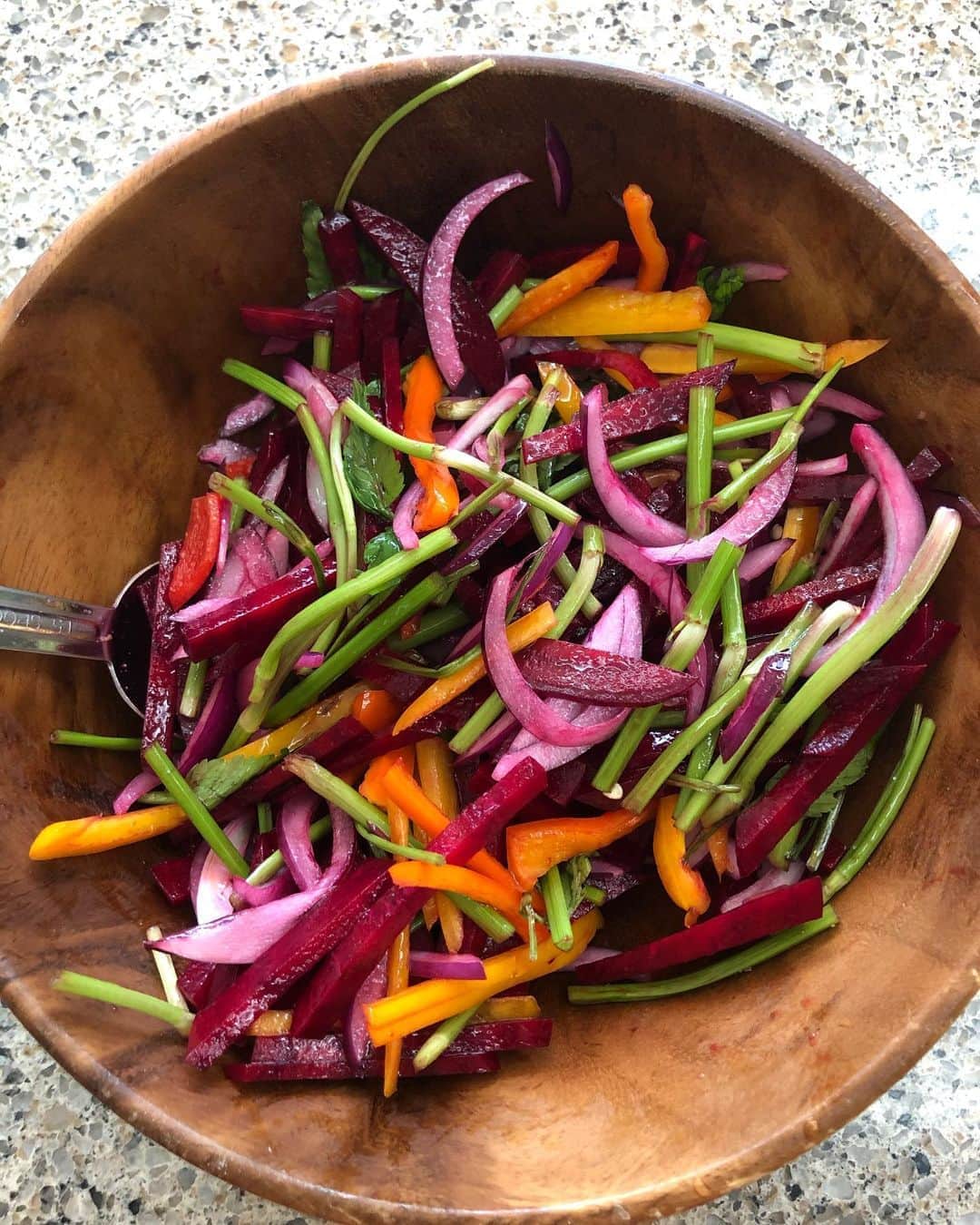 パク・ウォンジさんのインスタグラム写真 - (パク・ウォンジInstagram)「요즘 최고로 애정하는 Salad/Side Dish-Mum’s natural farming beetroot, water parsley and purple onion 🥗 plus🍋juice 바로 먹으면 샐러드고 냉장고에 넣어 두면 약간 절여져서 김밥이나 한식 밥류와도 너무 잘 어울림! #healingcolours #homecooking Sauce-감식초, 모과효소, 소금, 설탕 조금, 화이트 비니거, 레몬, 올리브오일」8月28日 7時53分 - sisi_wonji