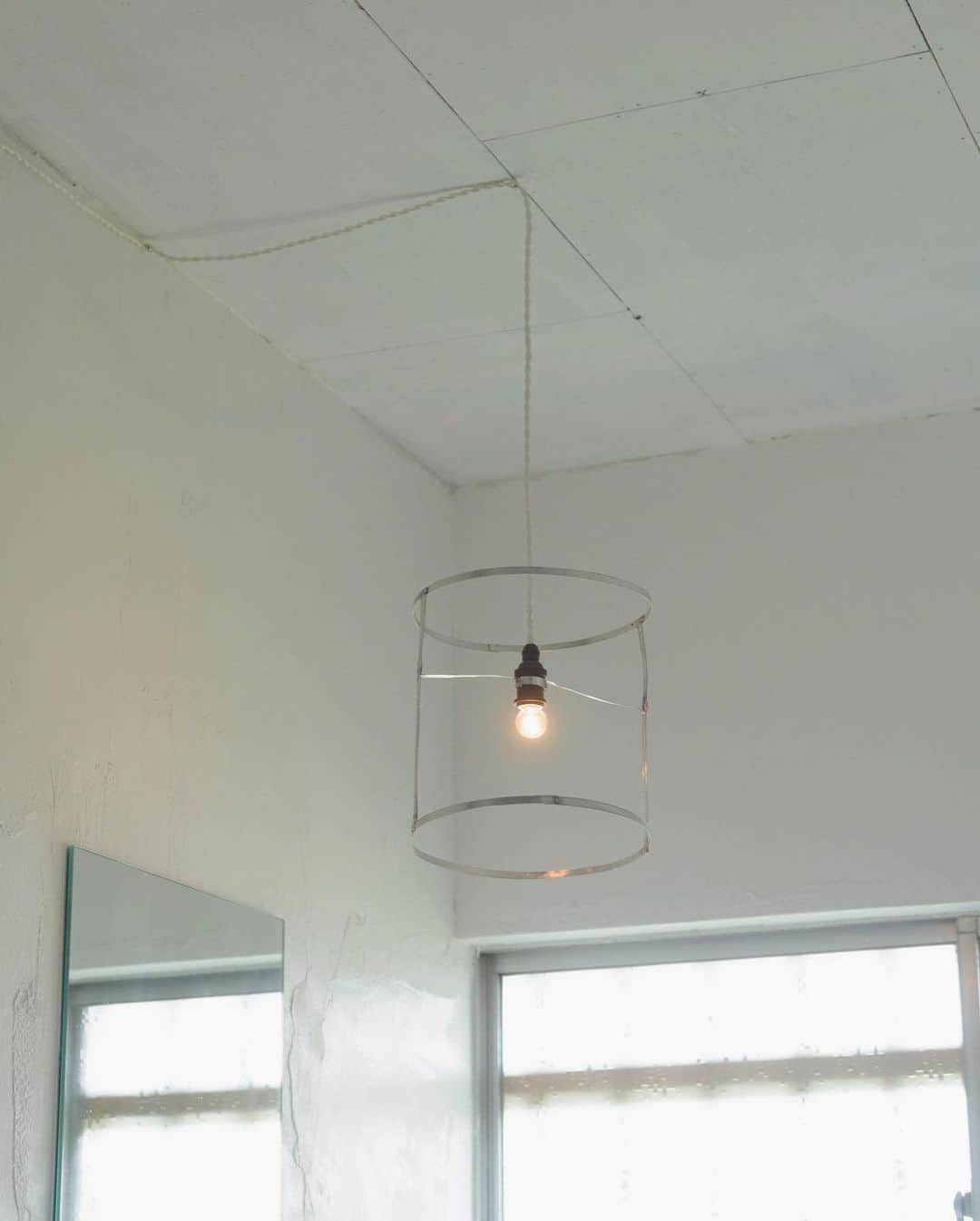 惟本康明 / yasuaki yoshimotoのインスタグラム：「◯ あたらしさを探しよる  #interior #インテリア #pendantlamp」