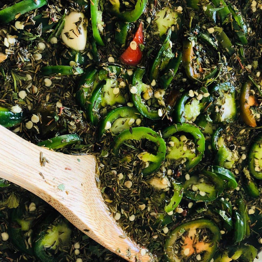 ケリスのインスタグラム：「As promised! This weeks GOLD MINE BOX will have my house made pickled jalapeños!!! And other delicious items. Everything I make is TASTY ;)..   Make sure your notifications are on. We will be launching at 3pm PST time tomorrow, Friday 8/28  These boxes are all made by hand, with the best ingredients including some from my garden. Week by week i am offering different ideas inspired by my love for food and flavors. Everything is made with tons of ❤️❤️❤️❤️」