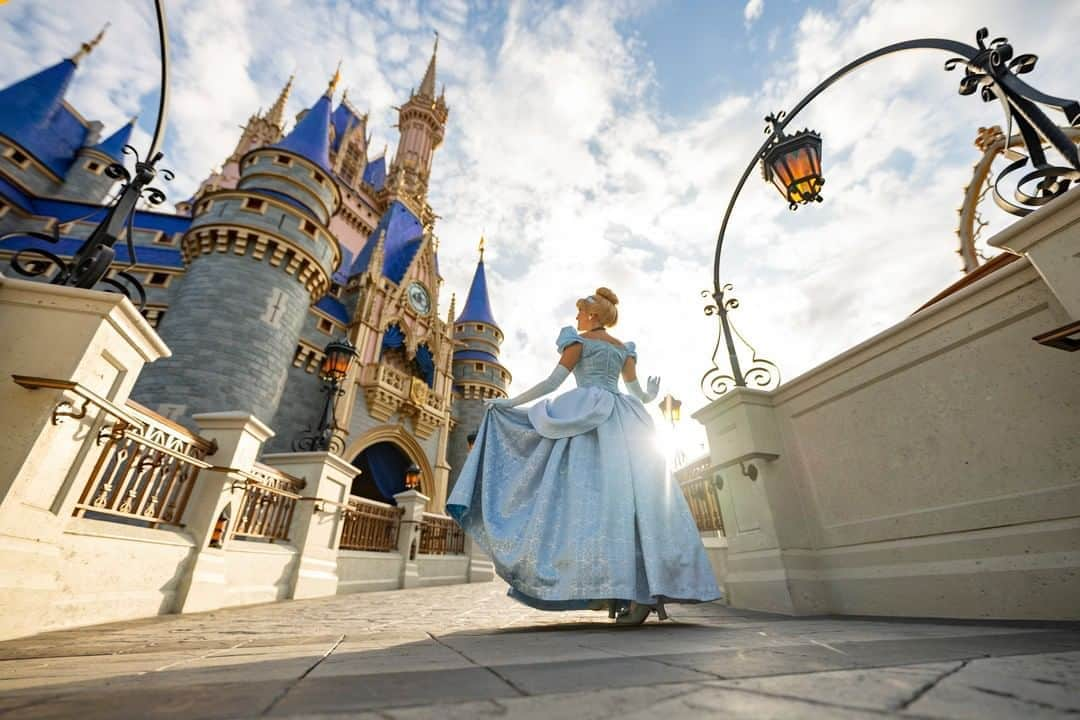 Disneyさんのインスタグラム写真 - (DisneyInstagram)「It's like a dream! Cinderella Castle at @waltdisneyworld received a pixie-dusted makeover. Take a peek and discover how it all came together thanks to many magic makers at the link in bio. #DisneyMagicMoments ✨」8月28日 8時00分 - disney