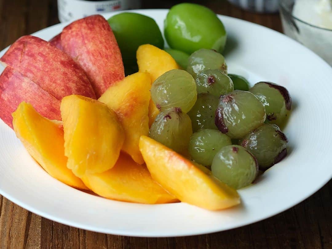草間淑江さんのインスタグラム写真 - (草間淑江Instagram)「みなさまおはようございます！  ８月２８日の朝は、果物、ジャムパン、ヨーグルト。  今朝はたっぷり果物。  それと、いちごジャムとバターを塗ったパン。  これ、たまに食べたくなるんですよね。  いちごジャムパンとコーヒー。  なんとも幸せ。  今朝も感謝して。  ご馳走様でした。  金曜日ですね。  皆様素敵な１日をお過ごし下さい♡  #朝食#果物#イチゴジャムパン#パンとコーヒー#幸せな朝#金曜日#みなさま素敵な1日を✨」8月28日 8時04分 - yoshie_kusama