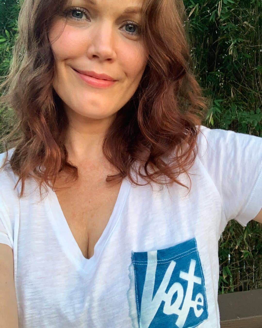 ベラミー・ヤングさんのインスタグラム写真 - (ベラミー・ヤングInstagram)「My dear friends @lobecca & @asherbrand are making these cool Tshirts to support voter turnout in the upcoming election! The T's are cyanotypes, which means they're made by sunlight! 😲 Head on over to their pages for all the details, but basically: you make a donation to one of the organizations in their linktr.ee (on each of their bio pages), then email the receipt, your size, & your address to rebeccalowman@mac.com. Et voilà! 🤓 Spread the light & spread the word! Hope each of you is having a beautiful day! #WeThePeople #Vote #YourVoiceMatters 🗳☀️ ❤️」8月28日 8時05分 - bellamyyoung