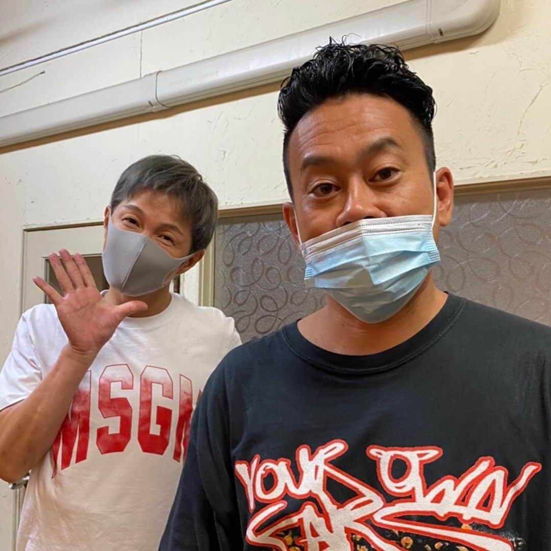 アキ（荒木良明）のインスタグラム：「7ヵ月ぶりに、髪の毛切ってもらいにきたら大輔さんに会えた😊 話してるだけでパワーくれはる。大阪戻ったら24時間テレビの録画見せてもらおう‼︎ 髪の毛スッキリ✂︎✂︎ありがとう‼︎ 今日もいい1日やぁ〜  #宮川大輔　さん #パワースポット #24時間テレビ #募金ラン #すごいなー #チカちゃんありがとう #スッキリ #今日もいい1日 #いぃよぉー #前後でディスタンス」