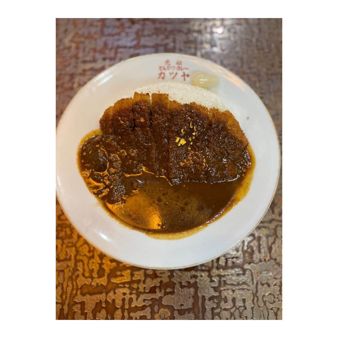 小塚舞子のインスタグラム：「元祖とんかつカレーカツヤ@難波　 カツを食べるためのカレーであり カレーを食べるためのカツであり つまりとっても相性良いのです。 カレーソースのような濃厚さですが ジューシーでフレッシュ。 カツにカレーが染み込んだ瞬間を食べるのがすき。 大阪カレー#難波カレー#元祖とんかつカレーカツヤ」