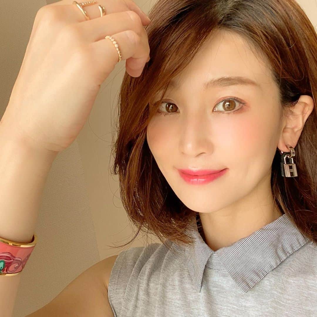 のインスタグラム：「目の下のクマ 取りして1ヶ月が経ったので、 東京中央美容外科中野院 @tcb_nakano の磯村先生 @tcb_iso ところへ行ってきました✨前回よりもさらに、目の下のたるみ も#目のクマ もなく目周りがスッキリ❗️目力アップしたような気がします☺️ #ビフォーアフター 👆  目の下のふくらみによって凹んでるクマが分かるけどafterは、平になり凹みが無くなりました💕それにより目も浮腫みにくくなりましたよ✨  目の下のたるみやクマは、歳を重ねるごとに目立つようになり、#脱脂 だけではすまなくなるようなので、早めにした方がオススメ❤️ちなみに、私は脱脂のみ😚 今回担当の #磯村亮輔 先生は丁寧で素早く施術するので、腫れも#ダウンタイム もほぼ無かったので、磯村先生かなりおすすめです🥰 しかも、カウンセリングも時間かけてくれて優しかったです❣️  ほんと、やってよかったです☺️ 是非参考に✨✨✨  ・ ・  #東京中央美容外科中野院  #美容整形ならTCB東京中央美容外科 #東京中央美容外科 #美容外科 #中野 #磯村先生 #目の下のクマ取り  #目の下のたるみ取り #PR #クマ取りなら磯村亮輔　#目の下のクマ　#目の下のたるみ　#クマ取り」