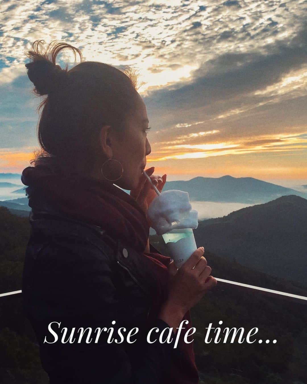 のインスタグラム：「早起きして有意義な朝の時間☀️ "同じ時間、どう過ごすか" で見える景色が変わってくるね⛰  @hoshinoresorts_tomamu  #雲海テラス #雲海　#気持ちい朝 #朝日 #朝カフェ　 #北海道　#トマム　#青の池 #hokkaido  #travelaval #trip #旅 #緑ある生活 #大自然を感じる旅 #西内ひろのオススメ旅  #三密を避けた旅 #美しいブルー #神秘的 #yolo」