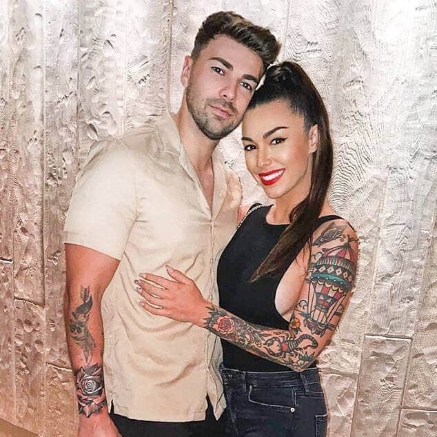E! Onlineさんのインスタグラム写真 - (E! OnlineInstagram)「A match made in reality TV heaven: MTV The Challenge's Kailah Casillas is engaged to Sam Bird from Love Island. Link in bi💍 to see her ring. (📷: Instagram)」8月28日 8時32分 - enews