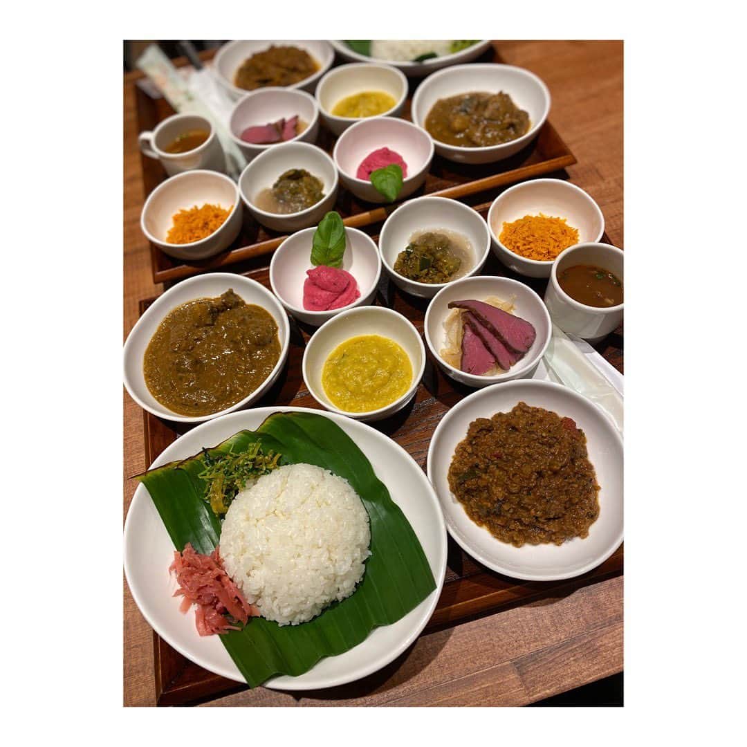 小塚舞子のインスタグラム：「SPICY BUCK@本町 ジビエのカレーがこんなに豪華に…！ お肉の旨味が最大限に引き出されるカレーは 副菜との相性もバツグンです。 もうフルコースですよね…うっとり！ たっぷりありますが全部美味しいので あっという間にペロリです。 #大阪カレー#本町カレー#spicybuck」
