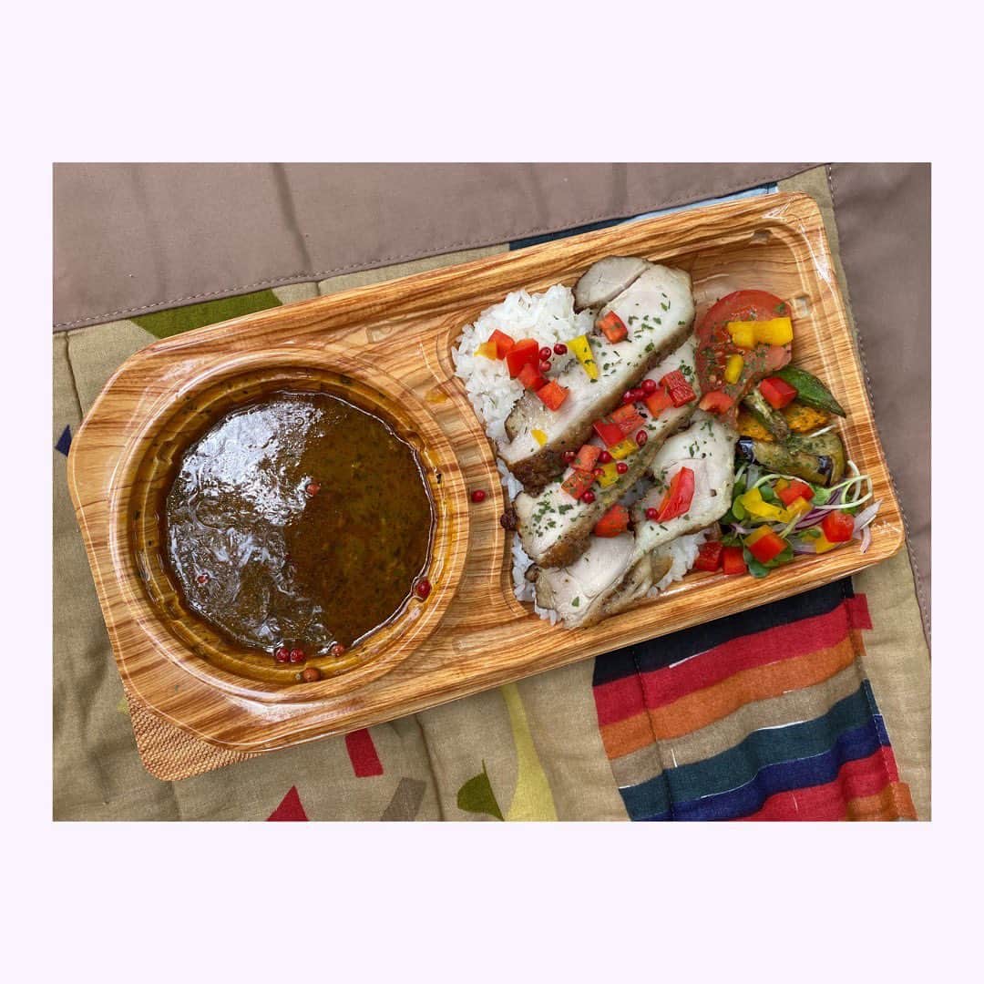 小塚舞子のインスタグラム：「さぼてん食堂@肥後橋 テイクアウトして公園でのんびりカレー。 でものんびりしていられないおいしさ。 スモーキーなお肉と 甘くておいしいお野菜と 口にいれた瞬間からじんわりと旨味と辛味が広がっていくルー。 またカレーピクニックしたいなー #大阪カレー#肥後橋カレー#さぼてん食堂」