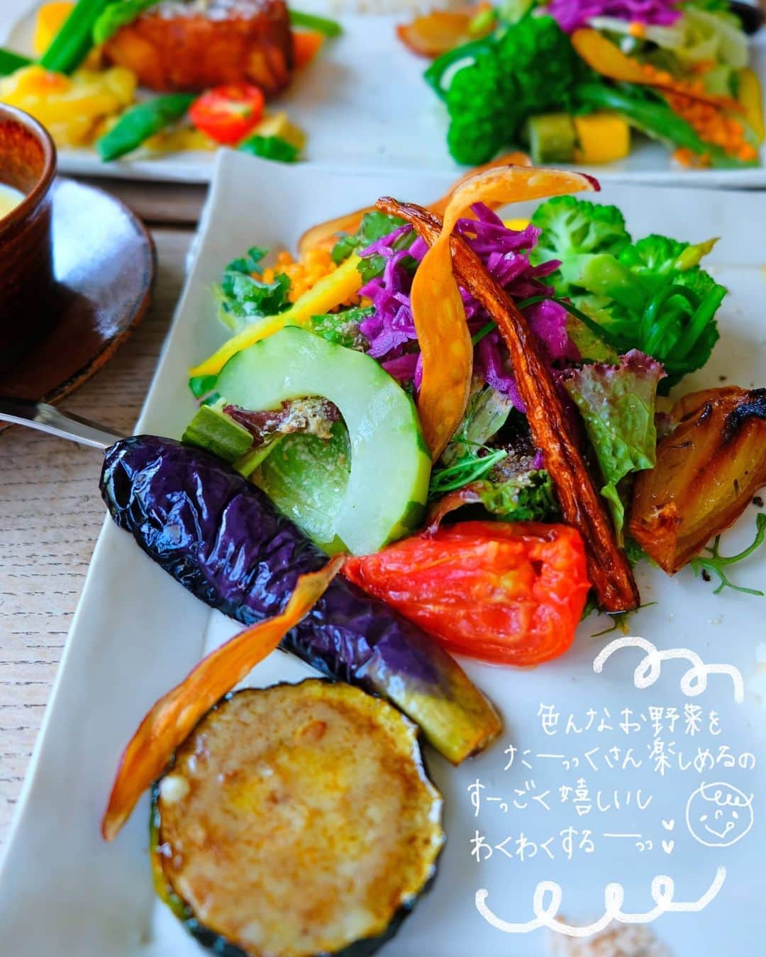 なっつ。さんのインスタグラム写真 - (なっつ。Instagram)「2020.8.28.Friday ある日のおでかけきろく① 『#mikumari』さんでランチ♬ ミクマリプレートの 豚のコンフィをチョイス。 ものすごく食べ応えのあるプレート😋 男の人でも大満足なプレート♡ 外側パリッと中ジューシーなお肉が 本当に美味しかった♡  色とりどりな野菜にわくわくするし、 とても元気になるプレート♬ こんな料理毎日食べたいなぁ♡😊 ・ ・ ・ #ミクマリ#栃木#栃木カフェ」8月28日 8時51分 - punipopo