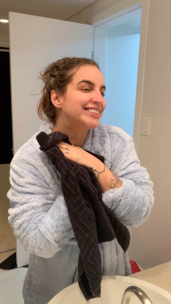 Bruna Unzuetaのインスタグラム：「Eu sei que vcs amam vídeo assim, então resolvi gravar dessa vez a minha rotina de SkinCare noturna, usando alguns produtinhos da @vichybrasil !! O Minéral 89 é o meu xodó, não vivo sem real! Já percebi uma grande diferença na pele, ta super mais iluminada e preenchida, sabe? Sem falar que está suuuper hidratada 🤍 e o Minéral 89 Olhos é o grande lançamento da marca, e já estou amando o efeito que ele está deixando na região dos olhos, suavizando as linhas finas, hidratando e até reduzindo bolsas e olheiras. É surreal 🤍 vale a pena conhecer e testar :) Lembre-se de consultar o dermatologista! Você encontra a linha toda na @epocacosmeticos. *publicidade #VichyBR #Mineral89 #Mineral89Olhos #pelemaisfortecomm89」