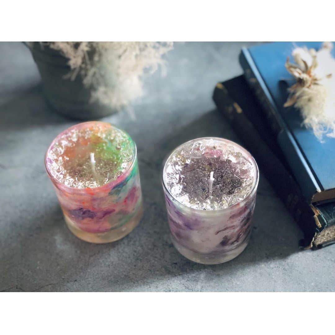 Re.ewalu(ﾚｳﾞｧﾙ)~Life of akari~さんのインスタグラム写真 - (Re.ewalu(ﾚｳﾞｧﾙ)~Life of akari~Instagram)「𓏙𓏙  Design Candle "tie-dye" glass  ・ ・  fragrance  eucalyptus/ユーカリ White×purple ちょっぴり大人っぽく  pomegranate/ザクロ pink×Green×orange カラフルで元気よく  ・ ・  🛒HP→online shop Creemaにて出品中です🛒  ・ ・  ━━━━━━━━━━【information】━━━━━━━━━━━━ 〔Contact〕 ✔︎オーダー依頼・Lesson問合せ・お仕事依頼 🔝HP➪contact・Instagram DMから☺︎︎  〔Candle Lesson〕 Open→火・水(土or日) ✔︎Lessonのご予約は 🔝HP➪contact・Instagram DMから☺︎︎  〔Movie Lesson〕 FANTISTにて動画レッスン公開中ఌ 🔝HP➪Movie Lessonより  ⬇︎今後の動画Lesson公開予定メニュー⬇︎ ✔︎Design Candle"cement" ✔︎Botanical 3D sachet  〔Shop ᴥ︎ Event〕 ✔︎8/14〜8/30 名古屋 mozo wondercity 1F ✔︎Select shop : DAISY'S DELI 様 湘南エリア藤沢 ━━━━━━━━━━━━━━━━━━━━━━━━━━━━━ #botanicalstyling #candles #無機質 #野球女子 #川崎キャンドル教室 #習い事サロン #ひとり暮らし #空間美學 #蜡烛 #暮らしを整える #JCAキャンスタ #蜡烛工艺 #川崎 #癒しの時間 #양초만들기 #촛불 #보타니칼촛불 #男前インテリア雑貨 #メンズライク #ホワイトインテリア #ボタニカルキャンドル #大人の趣味 #淡色女子 #女子部屋 #空間デザイン #おうち時間向上委員会  #タイダイ柄 #FANTIST #カラフルな世界」8月28日 8時45分 - re.ewalu_candle
