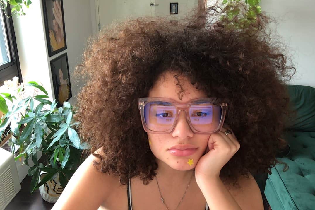 ダイアナ・ヴェラスのインスタグラム：「the face of a girl who’s officially back in school after 5 years 🤓 not quite sure where the universe is taking me, but I’m putting my trust in the path that is being carved out for ME. sending all my love to any students going back to school this fall and anyone trying anything they thought was impossible for them to do ♥️ you got this, i love you」