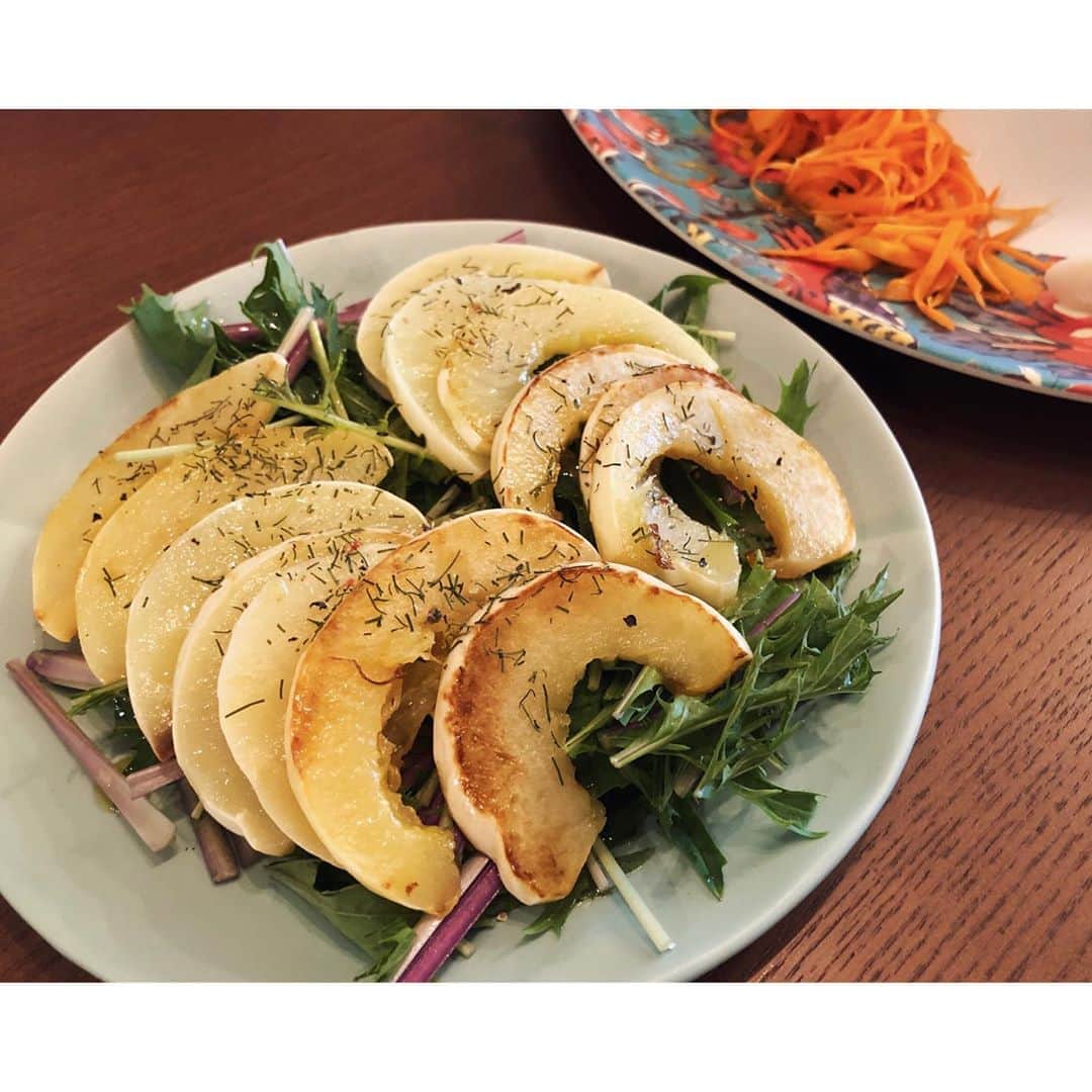 太田彩乃のインスタグラム：「白いかぼちゃ。 ただソテーしただけ😆野菜が美味しいから簡単調理でごちそう！  飲みながらご飯作りながらずっと笑ってるなー。 ゆな、いつもありがとう🧡 @yamashitayuna  . . #白かぼちゃ #簡単調理 #カラフル野菜 #オレンジワイン」