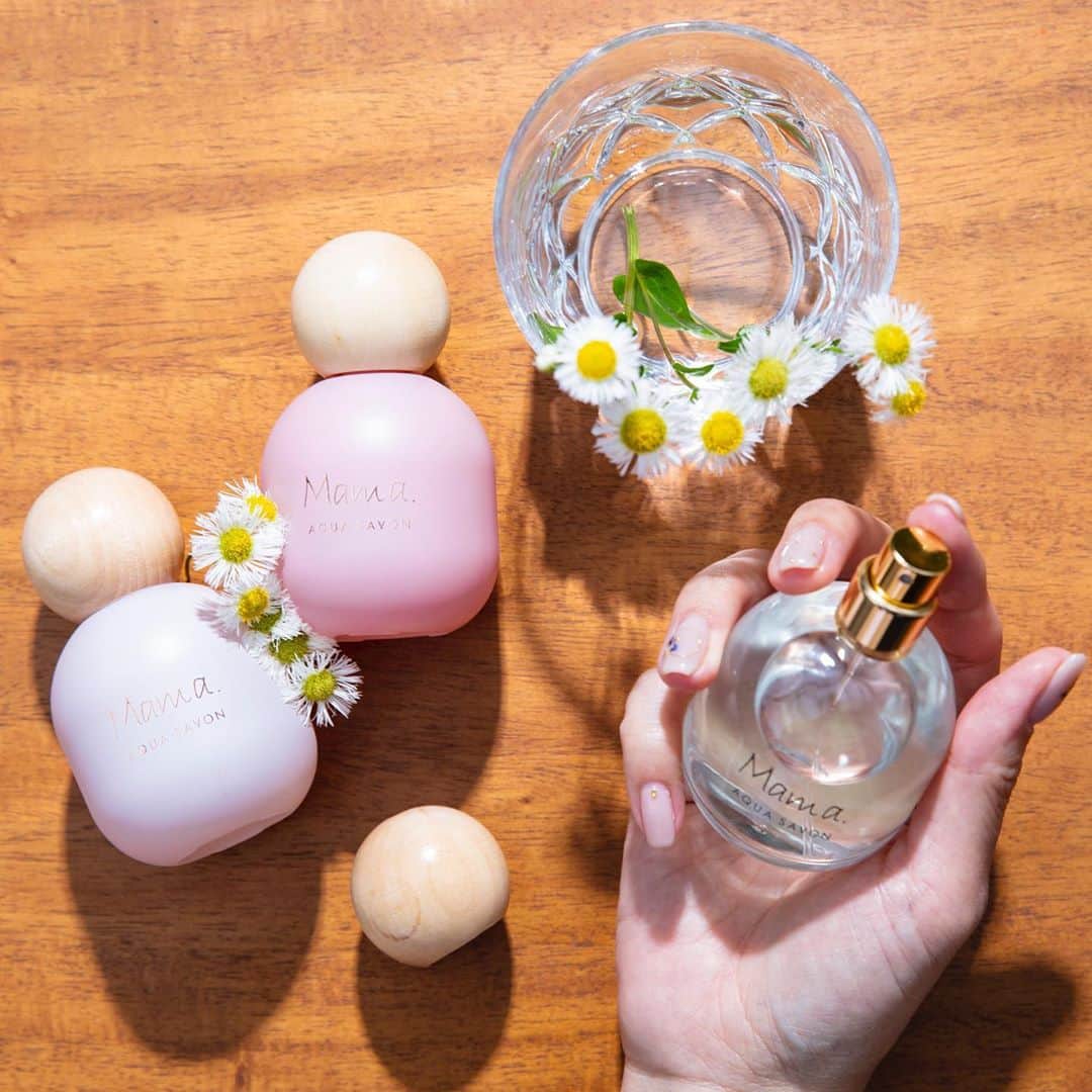 のインスタグラム：「. ＼ ✨ママもうれしいご褒美フレグランス👩👶 ”ママ アクアシャボン オードトワレ” ✨／﻿ ﻿ ～”ママ アクアシャボン オードトワレ”の魅力～﻿ ❁頑張ってるママに。”自分へのご褒美”気分転換 😌❤﻿ ❁天然由来のブレンドアロマ(精油)を各香調にあわせてセレクト配合﻿ ❁ママも子供も嬉しくなる、ほんのり優しい香り立ち✨﻿ ﻿ 日々子育てを頑張っているママや、子供を思いやるママへ贈る優しい香り✨﻿ ﻿ ﻿ ﻿ #ママアクアシャボン #癒し#アクアシャボン #天然由来 #精油 #ブレンドアロマ #オードトワレ #香水 #ママ香水 #フレグランス #シトラスアロマフレッシュの香り #アロマクラフトティーの香り #いい香り #爽やかな香り #ベルガモット #シトラス #レモングラス #ローズ #ママ #リラックス #フラワーアロマウォーターの香り #ベビー #ママオードトワレ #アロマ香る #コスメ #アロマ #育児 #ご褒美フレグランス #おうちケア #おうち美容﻿」