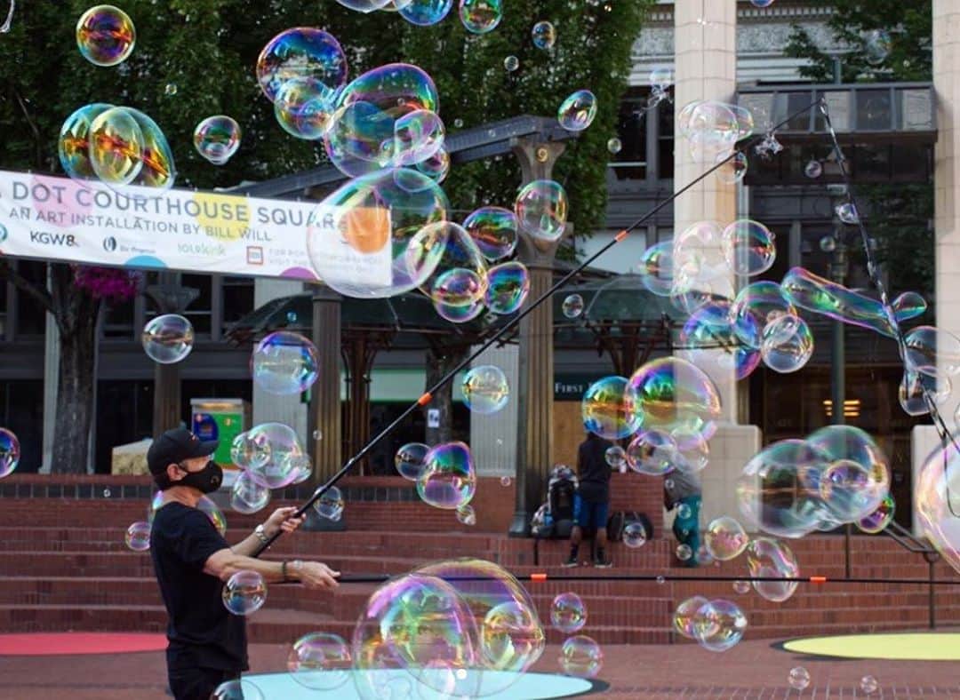 Portlandさんのインスタグラム写真 - (PortlandInstagram)「@thesquarepdx is hosting live pop-up performances! From local artists, bubble makers and musicians, the Polka Dot Courthouse Square is putting a fun twist on social distancing!  - 📷: @pdxbubbleboys  #Portland #PortlandNW #PDX #Summer #SocialDistancing」8月28日 9時00分 - portland