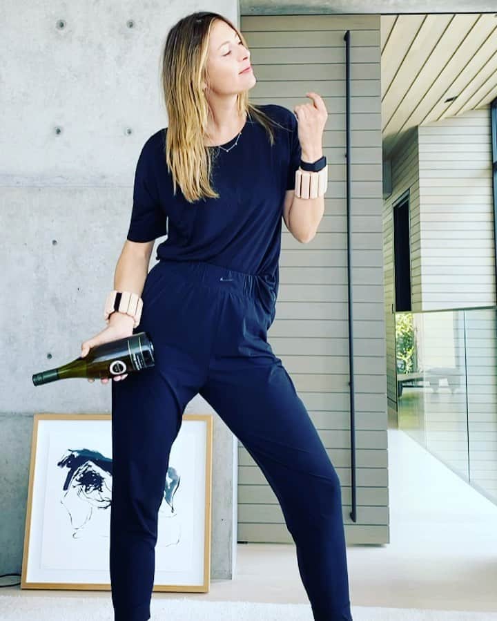 マリア・シャラポワのインスタグラム：「Getting some early training in for happy hour with @meganroup and @kimcrawfordwine next week! Grab a bottle and join us while we sweat (and sip 🥂) during the @usopen next Wednesday at 7:30 ET on IG Live! #ServeUpKim, #ad, #for21+」