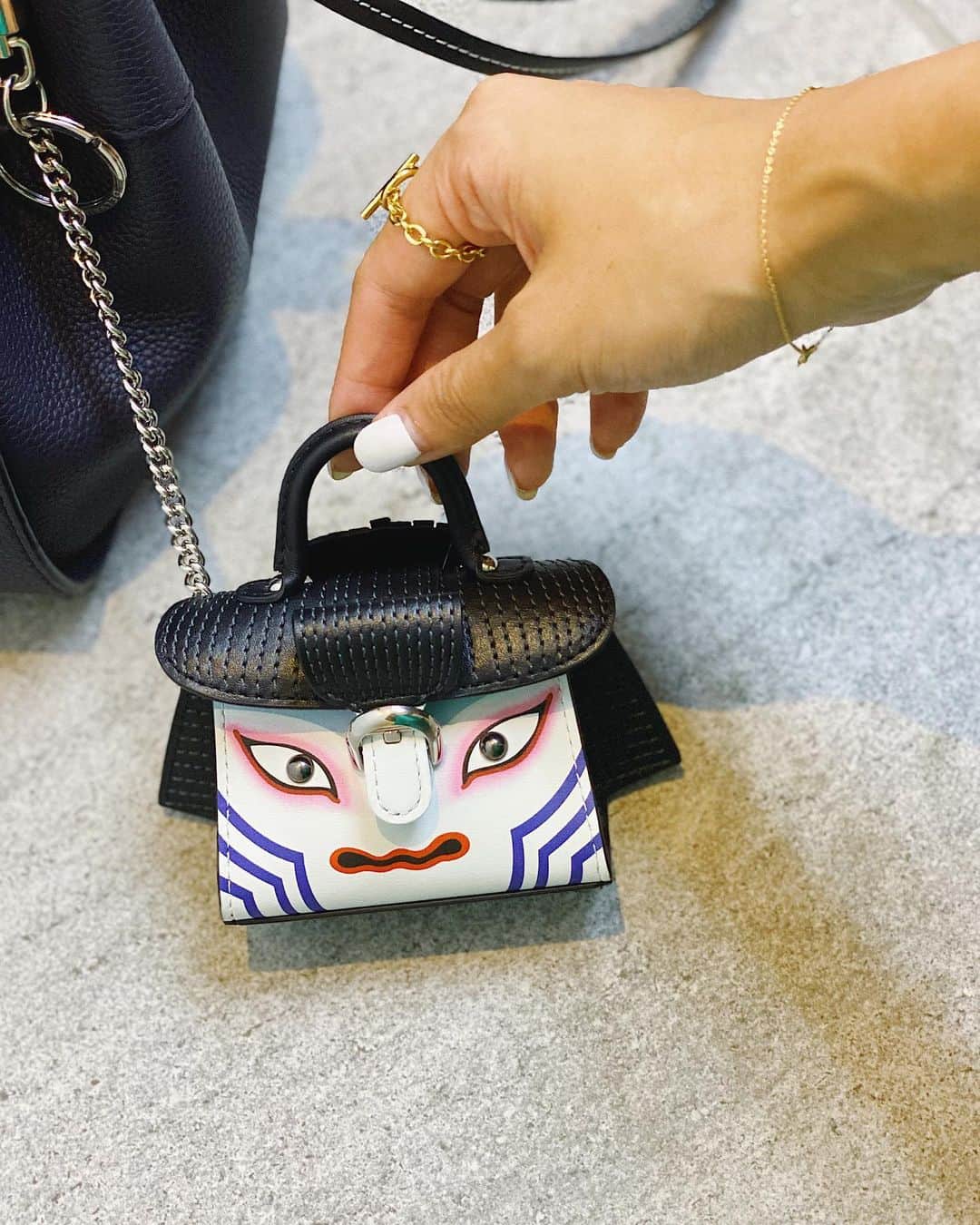 湯浅喬子のインスタグラム：「@delvaux のチャームを 集めるのが好きで新調🤣  つけてるだけで注目を浴びる ''Miniature Nippon'' 👘 歌舞伎チャーム🇯🇵  ユニークで可愛いの🥰  #DelvauxMiniatures #JapanHeart #delvaux #゙」