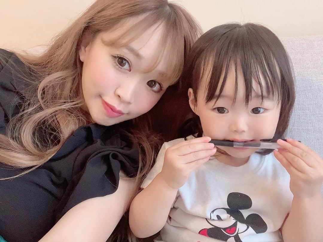 さっぴちゃんのインスタグラム：「... . 書き物してちょっと置いておくとすぐ ボールペンを取って逃亡して離さない人🤝ww . がっくんが産まれる前は正直 ちょっと意地悪するかな？って心配だったけど 実際はがっくんに1番優しくしてくれるし お世話を沢山してくれて、自分自身も お片付けしよ〜う🙋‍♀って言えば散らかってる おもちゃをちゃんと片付けるし、沢山言葉が 話せるようになってきて日々成長を感じる☺️♡ . がっくんが寝てる時は前と変わらず ママママ〜って抱きついていっぱいハグして どこでもくっついてきて、夜もいまだに 私が隣で寝てないと夜泣きする可愛い娘👧🏼🎀 . ママだいしきー！ってたまに言ってくれる カタコトの大好きがとっても嬉しい☺️♡♡♡ . イヤイヤ期真っ最中だし、ずっと一緒にいるの も大変だけど、こんなにママママ〜って言って くれるなんてもう可愛くてたまらん🥺♡ . . ………………………………(♡)……………………………… .」