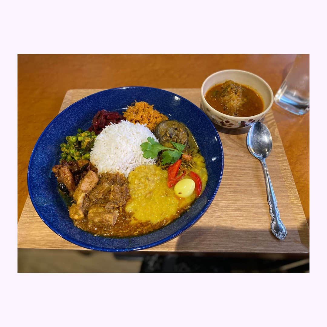 小塚舞子のインスタグラム：「MASQ@野田阪神 日曜日限定で食べられるスリランカカレー。 ガツンと辛くて たくさんのお野菜、お肉、お豆が食べられて 栄養もバッチリ摂れて なんとも贅沢なカレーです。 攻めたスパイス感、好み！ 早めに行くのがおすすめです！ #大阪カレー#大阪スリランカカレー#野田阪神カレー #masq」