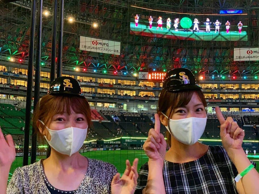 上杉あずさのインスタグラム：「. 川崎さん風に では、ここでクエスチョンです。 大きいのは顔でしょうか、ヘルメットでしょうか？？！ . #最近よく一緒にいる気がする先輩 #先輩？ #sbhawks #paypay #dome #fukuoka #softbankhawks #orixbuffaloes #homerun #terrace #sports #watch #together #withyou #ペイペイドーム #福岡ソフトバンクホークス #ホークス #ホームランテラス #初 #タマスタからハシゴ #スポーツ観戦 #野球観戦 #ドームは涼しい #ドーム飯美味い」
