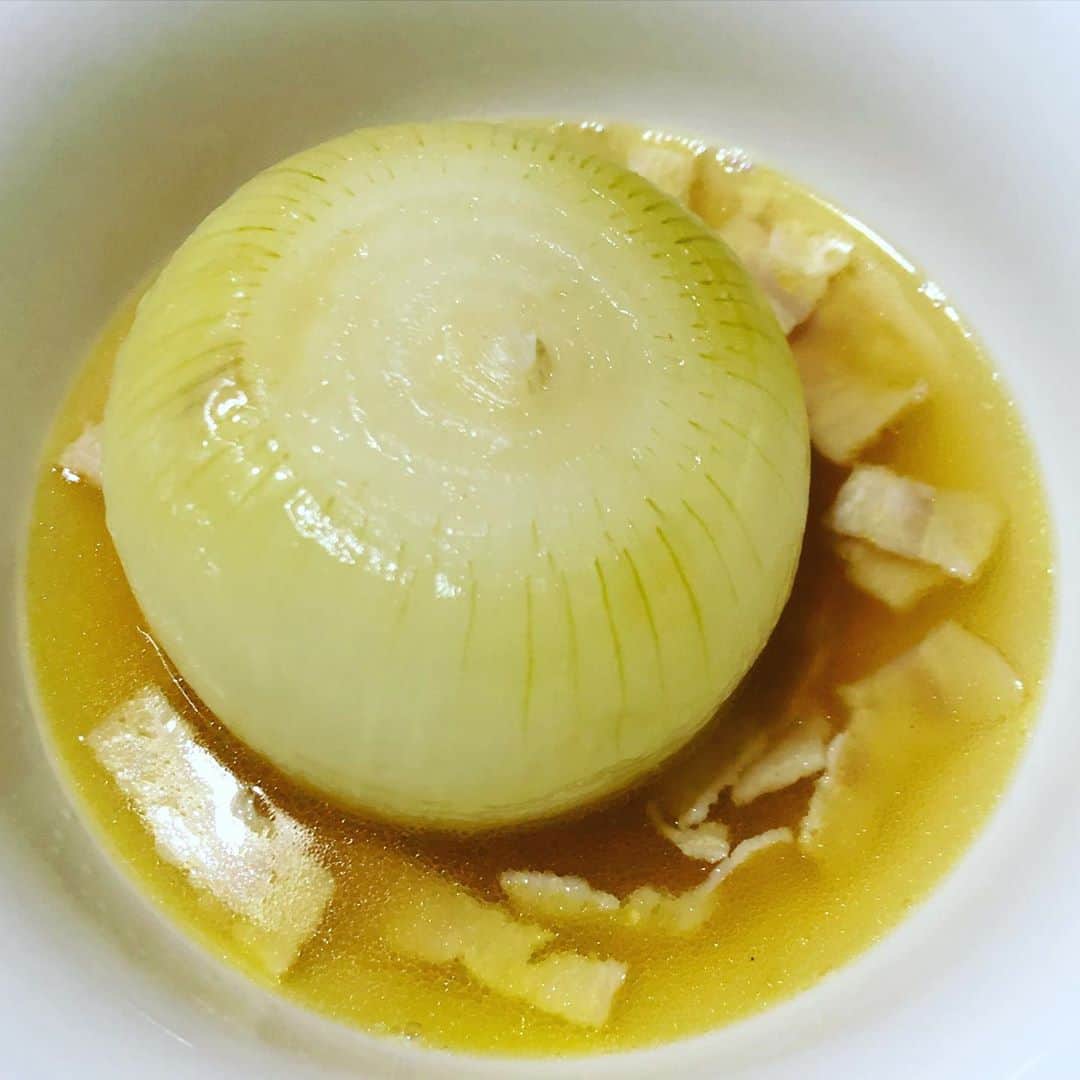 小野崎玲皇のインスタグラム：「Leo's Kitchen⑦🦁🍴 まるごと玉ねぎスープ🧅 玉ねぎまるごと1個だからお腹が満たされます🤤 味付けも超シンプル🦁簡単！」
