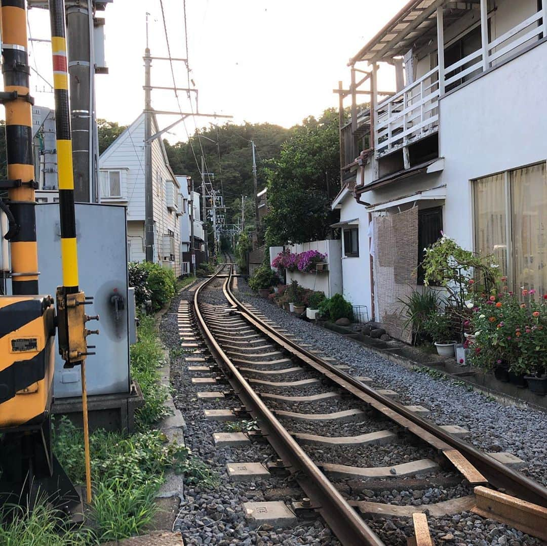 イモトアヤコさんのインスタグラム写真 - (イモトアヤコInstagram)「・ #虹 #路面電車 #ヒィヒィ」8月28日 9時19分 - imotodesse