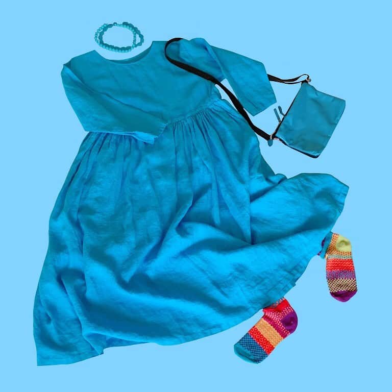 のインスタグラム：「お気に入りの麻のワンピース。なのに。。。コロナのせいでお出かけできない。夏が終わっちゃう。 そしたら娘が来年の夏すぐに着られるようにコーディネイトを考えてくれた。 『この靴下を合わせるの？』 『そう。ポップで可愛いでしょう？きっと、見た人が笑ってくれるよ。まー角野さんの靴下、にぎやかね〜って。80歳を過ぎたら美しさを求めちゃダメよ。どんなに頑張ったって若い子には勝てないんだから。目指すは、みんなを笑顔にするおばあちゃんよ！』 …………娘に遊ばれている気がするのは私だけ？ . This is my favorite linen blue dress… but because of Covid-19, the summer will be over without any chance to go out. Then, here’s my daughter's coordinate plan for next coming summer.   "Well, are you sure to match these socks?” “Yes!  Aren’t they pop and ‘Kawaii'(cute)? I suppose there’s somebody who will love it and smile saying "Hey, Kadono-san’s socks are so lively!" The one over the age of 80 shouldn’t pursuit the beauty, because you never win against the youth.  You’d better aim to become a charming old lady who makes everyone smile!” …… Slightly I feel that she's teasing me, isn’t she?? . #魔女の宅急便 #児童文学作家 #キキ #ジジ #ワンピース #ワンピースコーデ #カラフル #ソックス #kikisdeliveryservice #kiki #jiji #eikokadono #onepiece #coordinate #coordinating #colorful #over80style #agelessstyle」