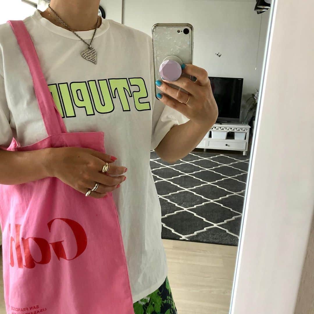 ◆miki◆のインスタグラム：「* * 🤳🤳🤳 * 調子こいて 筋トレも筋膜リリースも コルセット着用も怠った結果 坐骨神経痛がかなり悪化しましてん😵 動くたんびにイテテテおばさんだったので 大至急整骨院に駆け込みました😭 * そしたらペロっと整ったわ😳 * 今回も腰からきてて 骨盤の開きと姿勢と筋肉の緊張と まーー色々重なって… ってゆーか わしまだ30代なのに （後半だけどさ） こんなガタガタで ばあさんなった時大丈夫か？ww 👵🏻👵🏻👵🏻 杖ついて暴れてるかもしらんよ * * 真面目にコルセット付けよ サポートしてもらわんと🤞🏻 （クビレまで作ってくれる優秀なコルセットw） * 思いのほか坐骨神経痛のフォロワーさん多くて ビックリしたんよ 調子どうですか～？🙃 * #何の話 #坐骨神経痛の話 #ババア坐骨神経痛を患う #母ちゃんのootd #ママコーデ #ママファッション #アラフォーコーデ #アラフォーファッション #松崎しげる」