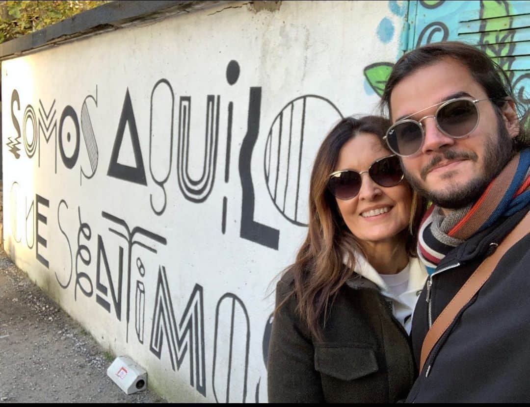 ファチマ・ベルナルデスのインスタグラム：「Somos aquilo que sentimos. Adoramos essa frase num muro que vimos, em Lisboa, na viagem por Portugal, no fim do ano passado. Muito importante ouvir o coração na hora de fazermos nossas escolhas. Saudade das nossas viagens. #cadaminutoimporta #TBT」
