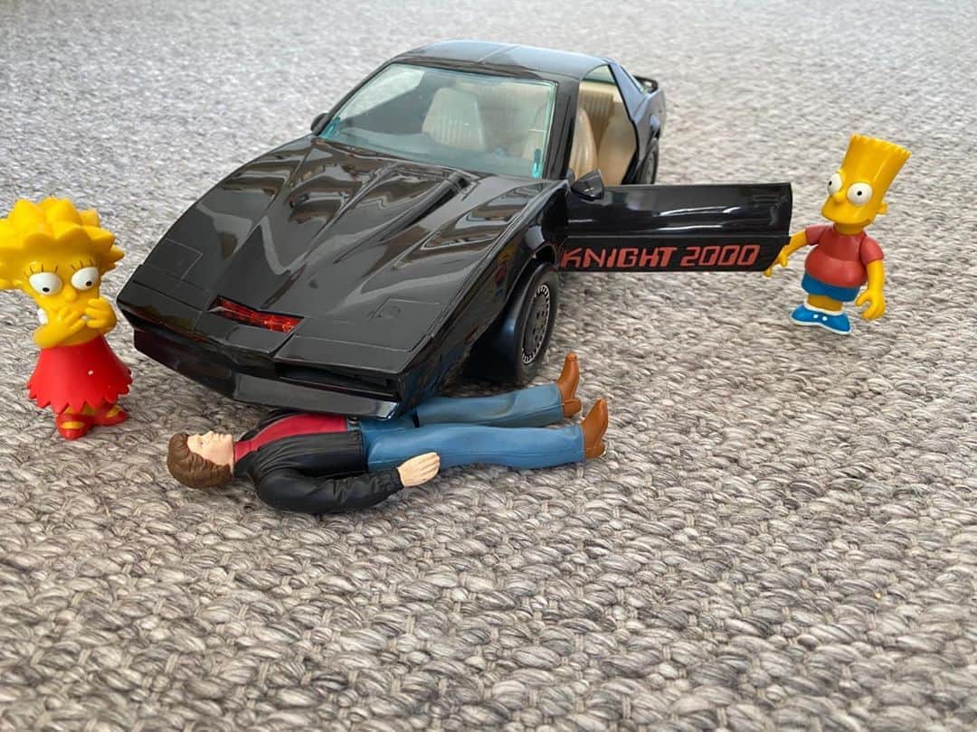 ブレッキン・メイヤーのインスタグラム：「“¡Ay, caramba!” Lisa warned Bart about joyriding. #KITTisSoMad #Playtime #GirlDad」
