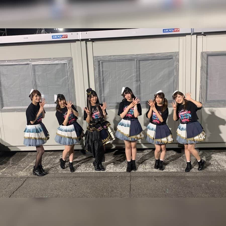 のインスタグラム：「🌹🎧🦋 あいな様、そしてRASの皆様と🥰かっこよく麗しい先輩方や〜✨ ちぇる様と夏芽様ともお写真撮っていただけて嬉しみ❤️ ・ ・ #バンドリ8th #バンドリ8thライブ #バンドリ富士急_day3 #バンドリ #bangdream  #roselia #RAS #Morfonica」