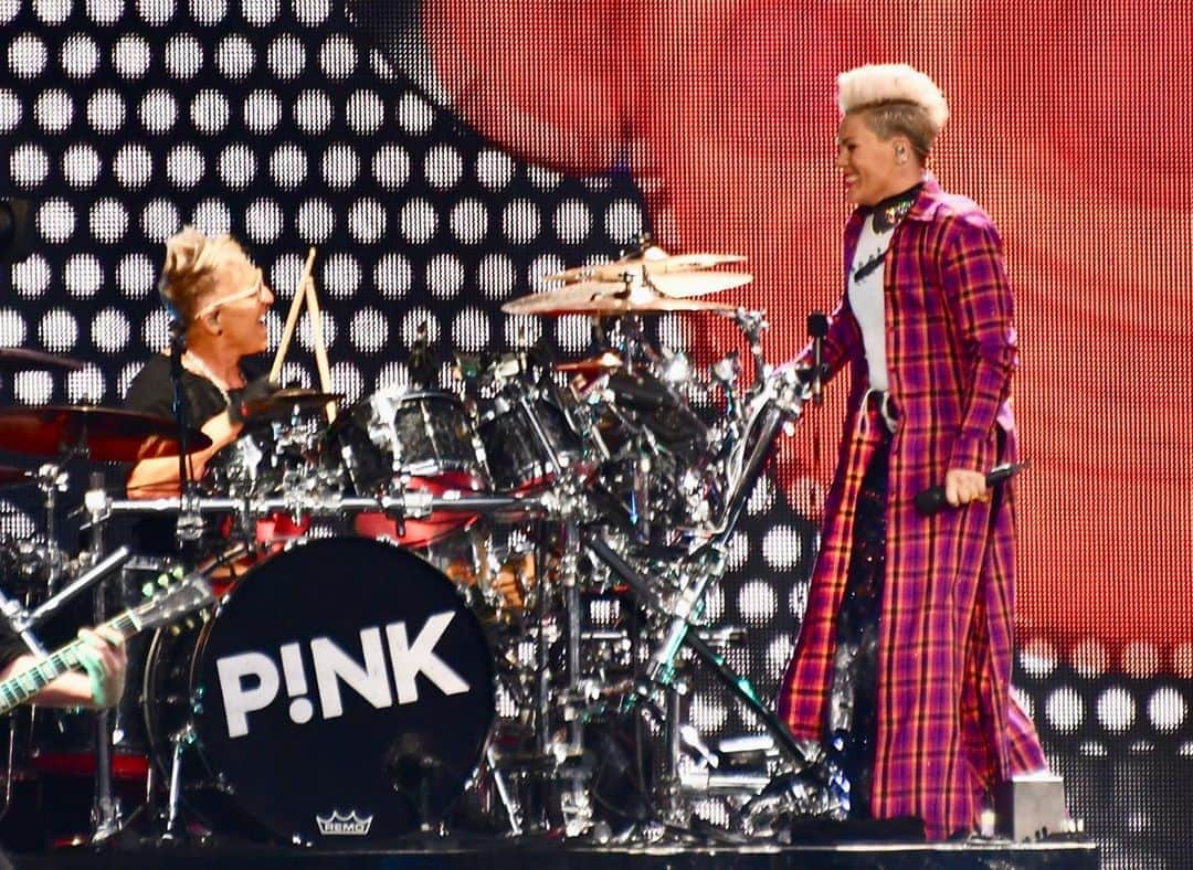 マーク・シュルマンさんのインスタグラム写真 - (マーク・シュルマンInstagram)「#H2BHCommunity @pink @markyplanet #hurtstobeawayfromthefans 📸 @lisaskarellschulman」8月28日 9時42分 - markyplanet