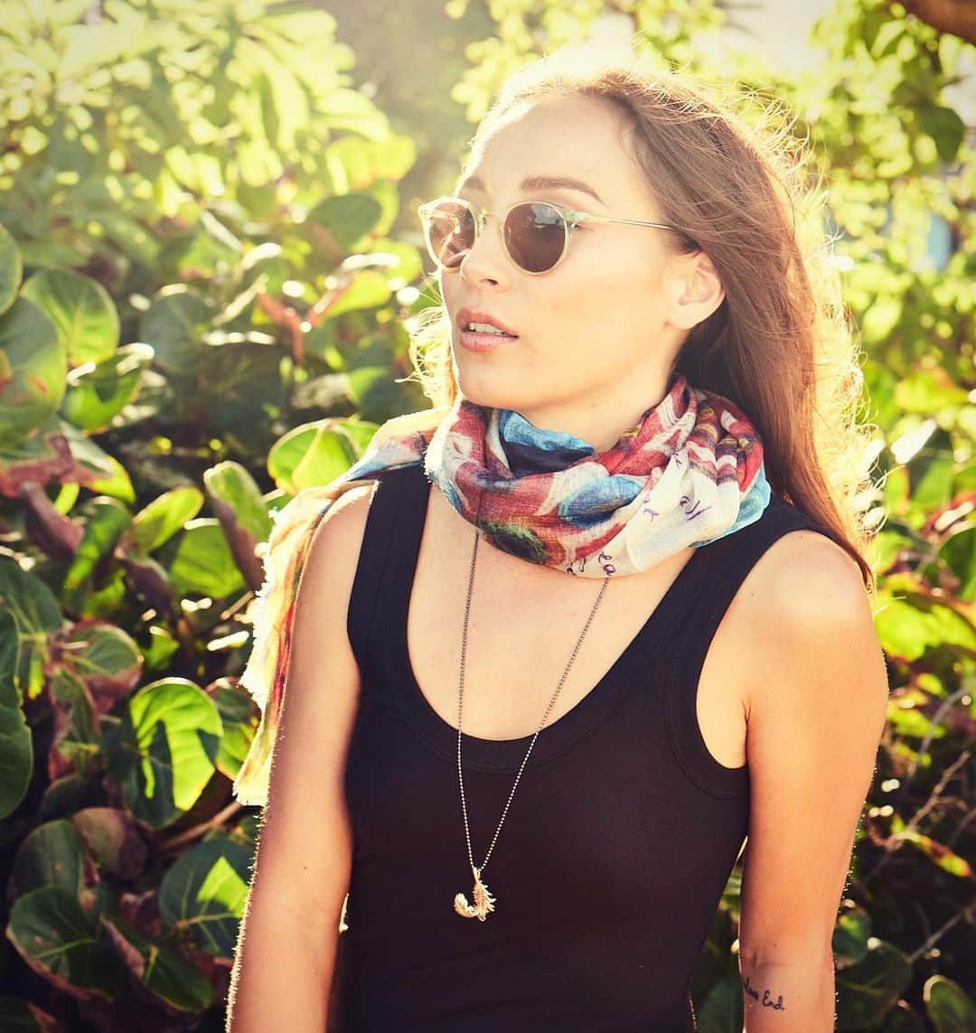 のインスタグラム：「Prefect Presence is my feeling this week. Here is Kori wearing the “Oh Joy” scarf honoring Ram Dass 🙏🏼. Ultra light and soft cashmere & micro modal to protect your throat chakra from A/C, travel and negative energies 😉. The feather pendant is called Spogliati ( Undress yourself in Italian) symbolizing the lightness of being and desire to let go of anything ( or anybody) weighing us down #beherenow #scarf #cashmere #feather #iam #precious #madewithlove #aloha #supportsmallbusiness #artist #fashionphotography」