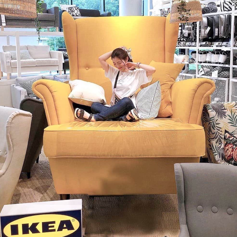 PATRA magazineさんのインスタグラム写真 - (PATRA magazineInstagram)「5/28❤︎「原宿IKEAの巨大ソファーに座りたい！✨」 . 今年の６月にオープンしてからずっと話題のIKEA 原宿店🎶 この店舗でしかgetできないグッズやフードもあるから、IKEA好きなら絶対にチェックしたい！😉  実は限定アイテム以外にも、人気の秘密が👀 それはIKEAならではのフォトスポットに！  店舗2階にある、とっても大きな黄色いソファ！ 大きすぎて座るのにも一苦労！？😆  まるで不思議の国のアリスになったような、不思議な写真が撮れちゃうよ💕 IKEA 原宿に来たら、ぜひここで記念写真をとってみてね！ . . Thank you 🌹  @megu813 . . 今女の子の中で流行っているコトやITEMがあればPATRAをタグ付けして教えてね❤︎ 皆さんのすてきな投稿をぜひ紹介させてください！ . . #PATRA #IKEA #イケア #原宿イケア #原宿ikea #イケア原宿 #原宿 #原宿デート  #inmyroom #インマイルーム #ひとり暮らし #ひとり暮らし部屋 #空間デザイン #一人暮らし #丁寧な暮らし #マイルーム #ベッドルーム  #インテリア好きな人と繋がりたい」8月28日 10時01分 - patra__jp