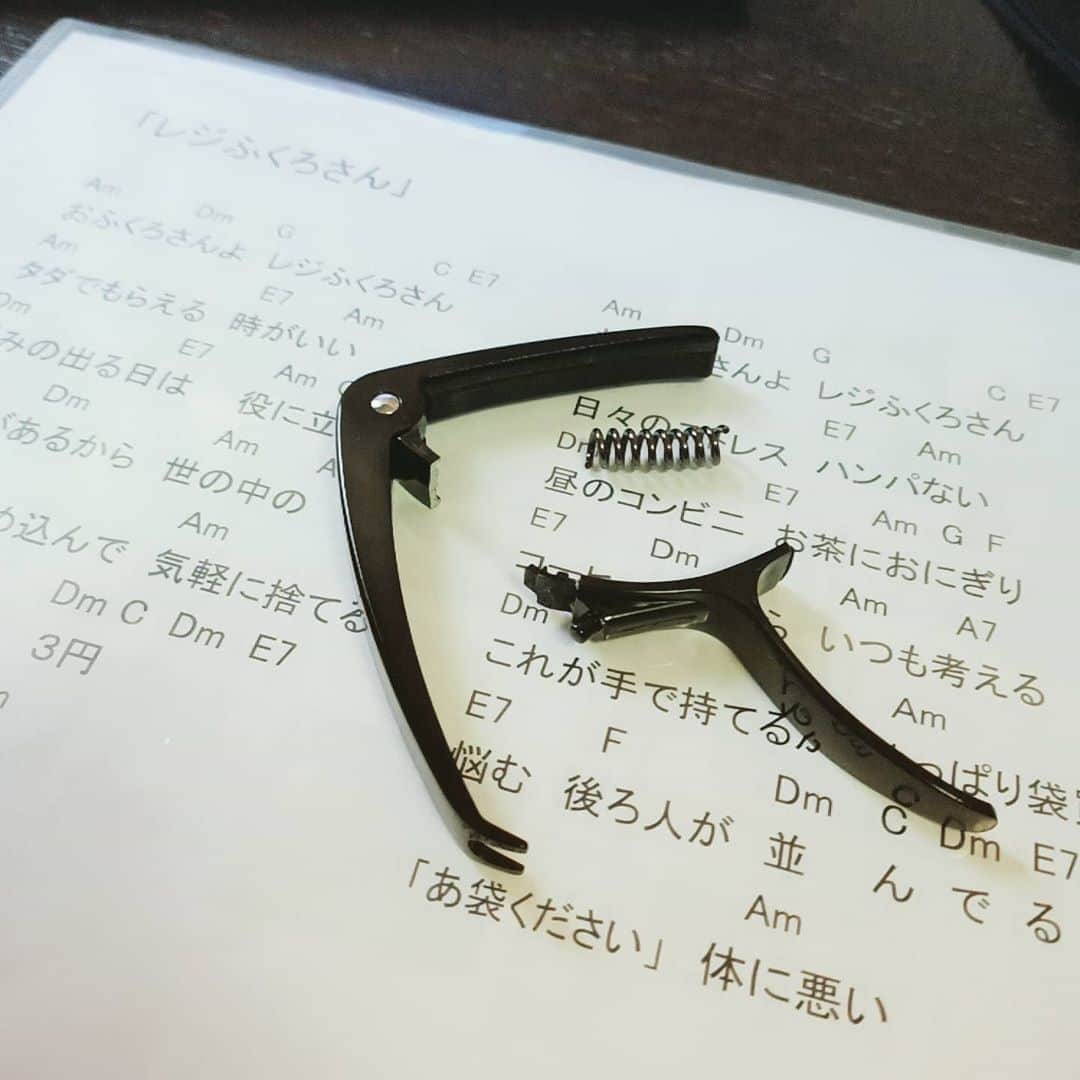 松本隆博のインスタグラム：「。 お～ カポが…(T ^ T)割れた、、。 きっとこの｢レジ袋さん｣と 言う歌はどうかと思うぞ、 と、、神さまの お達しか🎸☆♬(~_~)」