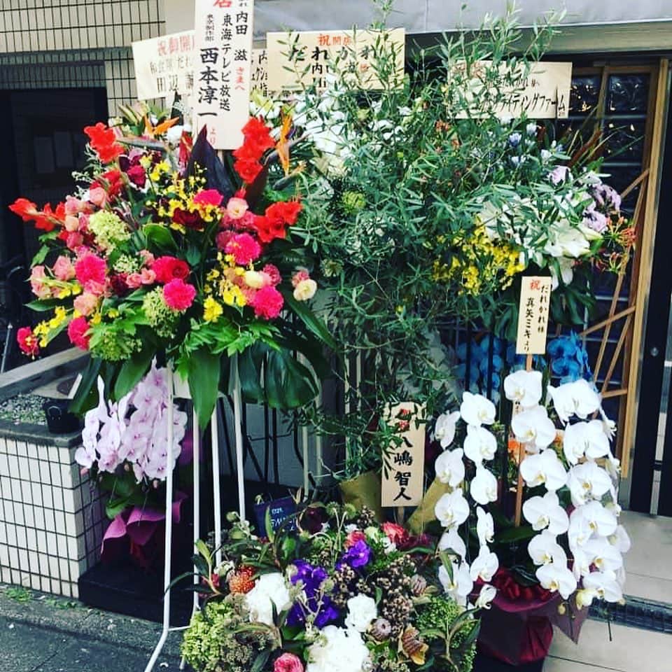 内田滋さんのインスタグラム写真 - (内田滋Instagram)「和食屋だれかれ。 8/25で、丸3年を迎えました。 あっという間のようでもあり、長かった感じもあり、皆さまに支えられて何とか来れました。 ありがとうございます。  当時、お花屋さんがオープンしたと勘違いされたお花の量。この後も、もう少し増えました。  感謝しかありませぬ。  #和食屋だれかれ #3周年 #お花屋さんかよ #有難い #感謝です」8月28日 9時59分 - shige_uchida