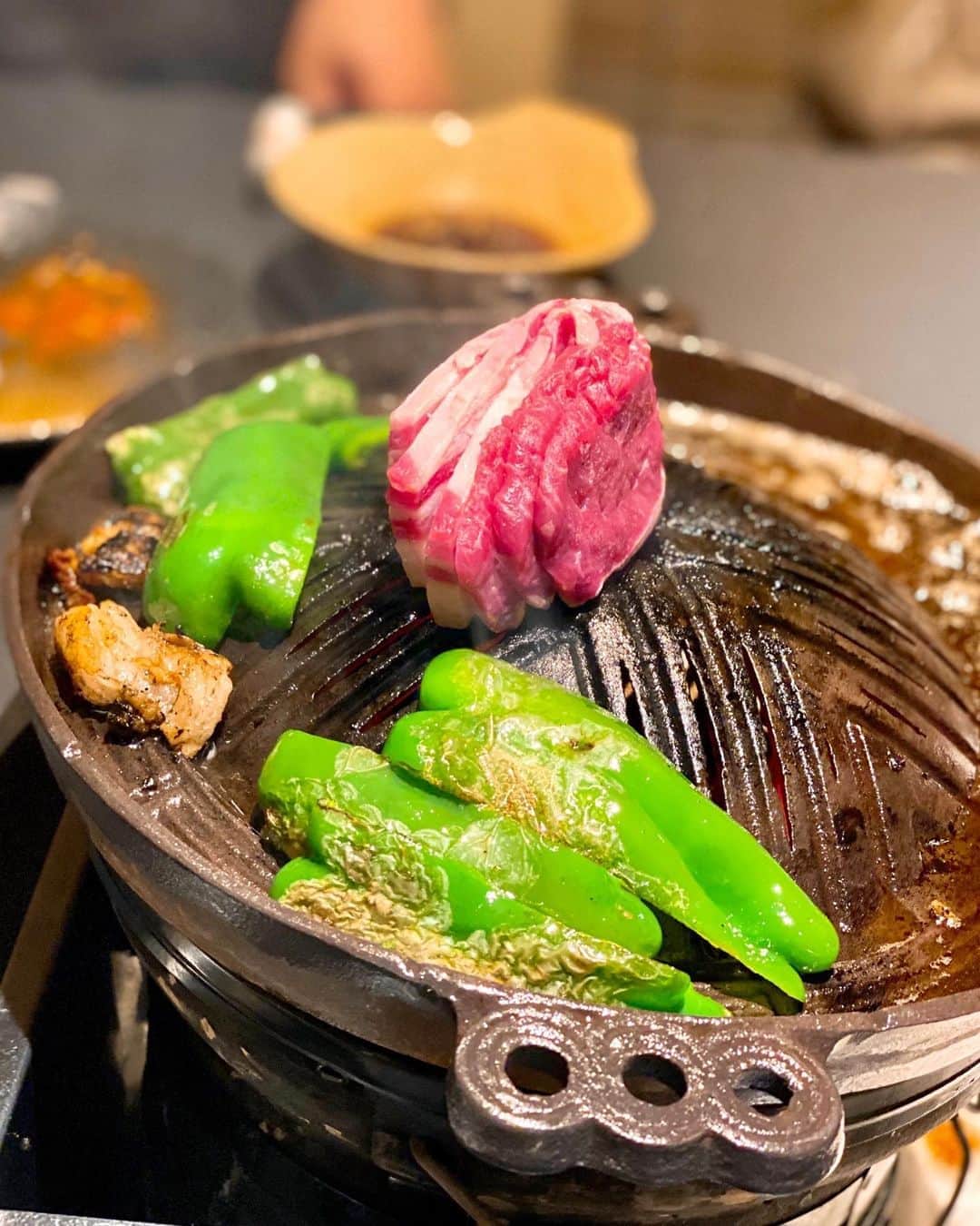 秋山具義さんのインスタグラム写真 - (秋山具義Instagram)「誰かとご飯行く時に、麻布十番『羊SUNRISE』に行きたいと言われる確率がめちゃくちゃ高いです。﻿ そして、毎回、感動的に美味しいです！﻿ 国産はもちろん最高ですが、昨日のオーストラリア産のパスチャーフェッドラム、素晴らしく美味しかった！！！﻿ シメのカレーも最高！！！﻿  そして、ここの羊食べると、翌日体重が減ってます♡  ﻿ #羊sunrise #具義ジンギスカン2020 #具義カレー2020」8月28日 10時00分 - gugitter