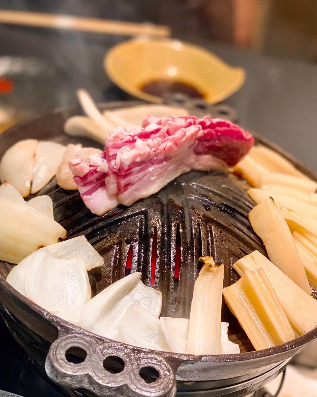 秋山具義さんのインスタグラム写真 - (秋山具義Instagram)「誰かとご飯行く時に、麻布十番『羊SUNRISE』に行きたいと言われる確率がめちゃくちゃ高いです。﻿ そして、毎回、感動的に美味しいです！﻿ 国産はもちろん最高ですが、昨日のオーストラリア産のパスチャーフェッドラム、素晴らしく美味しかった！！！﻿ シメのカレーも最高！！！﻿  そして、ここの羊食べると、翌日体重が減ってます♡  ﻿ #羊sunrise #具義ジンギスカン2020 #具義カレー2020」8月28日 10時00分 - gugitter