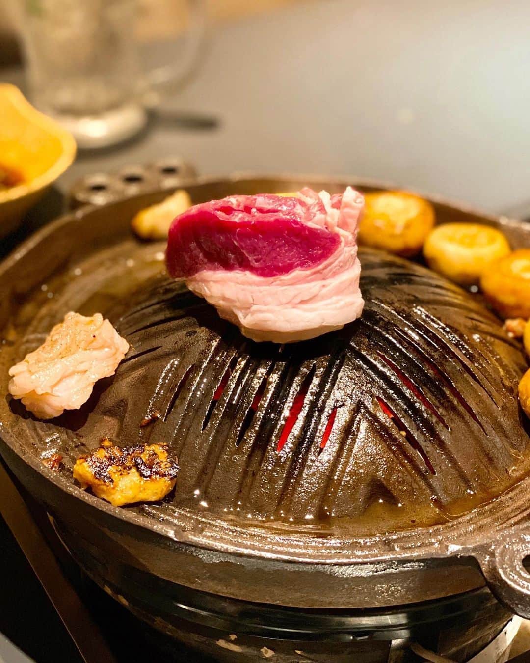 秋山具義さんのインスタグラム写真 - (秋山具義Instagram)「誰かとご飯行く時に、麻布十番『羊SUNRISE』に行きたいと言われる確率がめちゃくちゃ高いです。﻿ そして、毎回、感動的に美味しいです！﻿ 国産はもちろん最高ですが、昨日のオーストラリア産のパスチャーフェッドラム、素晴らしく美味しかった！！！﻿ シメのカレーも最高！！！﻿  そして、ここの羊食べると、翌日体重が減ってます♡  ﻿ #羊sunrise #具義ジンギスカン2020 #具義カレー2020」8月28日 10時00分 - gugitter