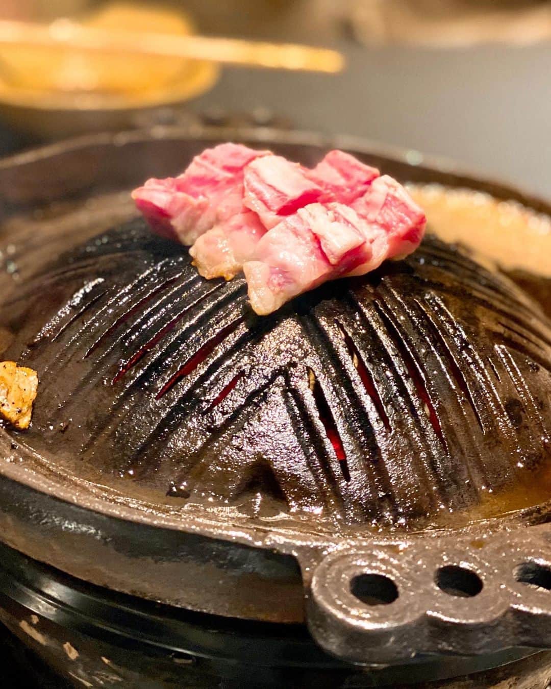 秋山具義さんのインスタグラム写真 - (秋山具義Instagram)「誰かとご飯行く時に、麻布十番『羊SUNRISE』に行きたいと言われる確率がめちゃくちゃ高いです。﻿ そして、毎回、感動的に美味しいです！﻿ 国産はもちろん最高ですが、昨日のオーストラリア産のパスチャーフェッドラム、素晴らしく美味しかった！！！﻿ シメのカレーも最高！！！﻿  そして、ここの羊食べると、翌日体重が減ってます♡  ﻿ #羊sunrise #具義ジンギスカン2020 #具義カレー2020」8月28日 10時00分 - gugitter