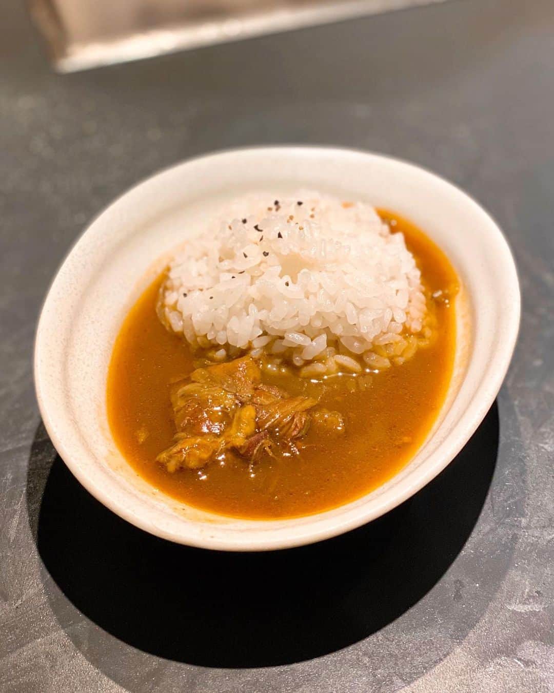秋山具義さんのインスタグラム写真 - (秋山具義Instagram)「誰かとご飯行く時に、麻布十番『羊SUNRISE』に行きたいと言われる確率がめちゃくちゃ高いです。﻿ そして、毎回、感動的に美味しいです！﻿ 国産はもちろん最高ですが、昨日のオーストラリア産のパスチャーフェッドラム、素晴らしく美味しかった！！！﻿ シメのカレーも最高！！！﻿  そして、ここの羊食べると、翌日体重が減ってます♡  ﻿ #羊sunrise #具義ジンギスカン2020 #具義カレー2020」8月28日 10時00分 - gugitter