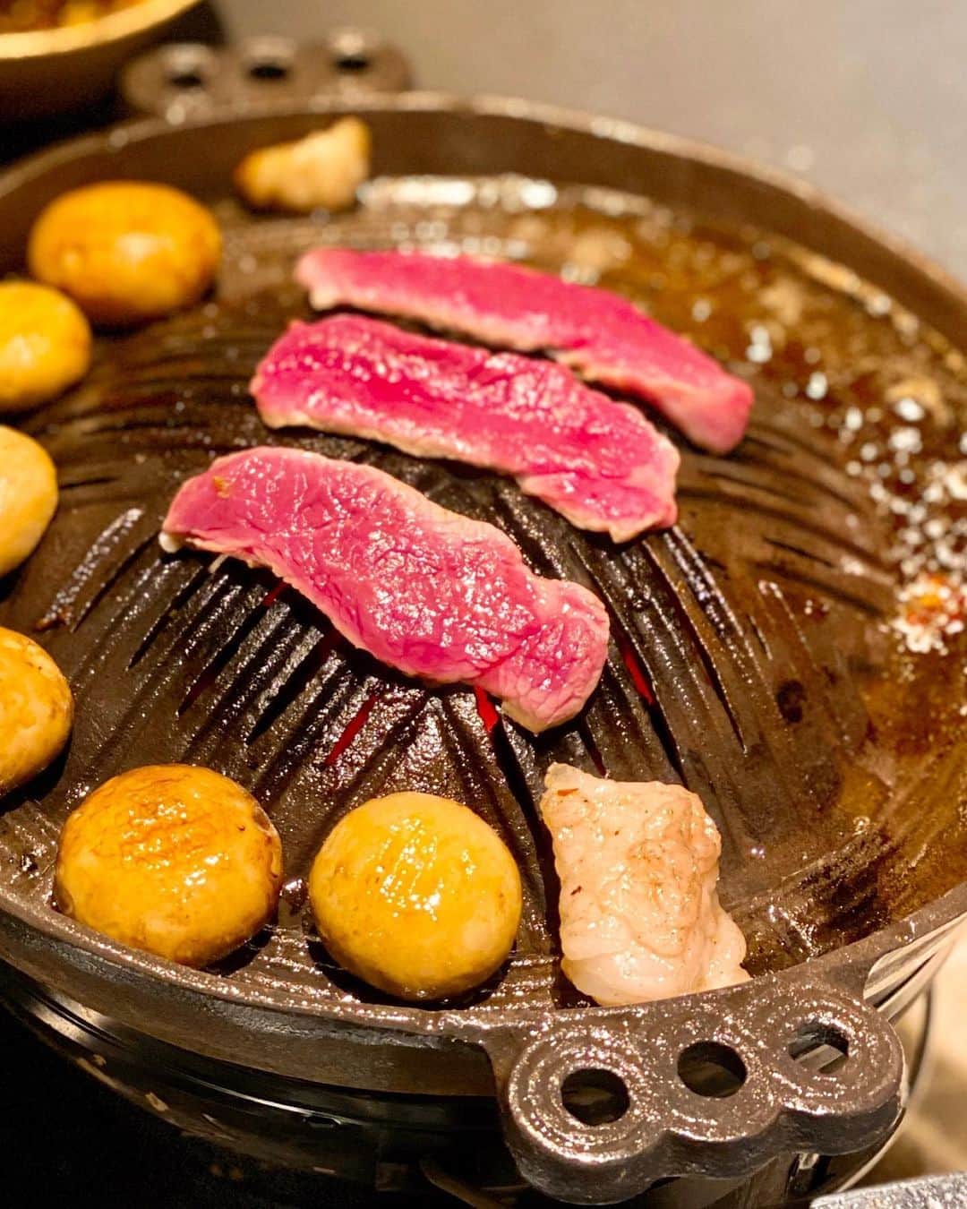 秋山具義さんのインスタグラム写真 - (秋山具義Instagram)「誰かとご飯行く時に、麻布十番『羊SUNRISE』に行きたいと言われる確率がめちゃくちゃ高いです。﻿ そして、毎回、感動的に美味しいです！﻿ 国産はもちろん最高ですが、昨日のオーストラリア産のパスチャーフェッドラム、素晴らしく美味しかった！！！﻿ シメのカレーも最高！！！﻿  そして、ここの羊食べると、翌日体重が減ってます♡  ﻿ #羊sunrise #具義ジンギスカン2020 #具義カレー2020」8月28日 10時00分 - gugitter