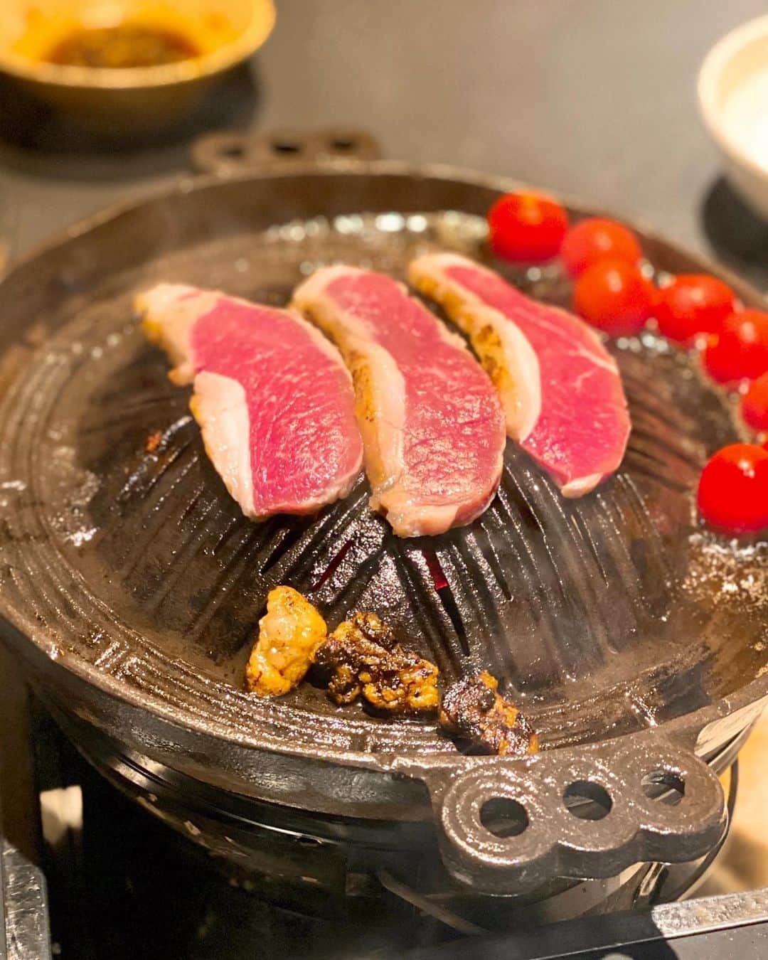 秋山具義さんのインスタグラム写真 - (秋山具義Instagram)「誰かとご飯行く時に、麻布十番『羊SUNRISE』に行きたいと言われる確率がめちゃくちゃ高いです。﻿ そして、毎回、感動的に美味しいです！﻿ 国産はもちろん最高ですが、昨日のオーストラリア産のパスチャーフェッドラム、素晴らしく美味しかった！！！﻿ シメのカレーも最高！！！﻿  そして、ここの羊食べると、翌日体重が減ってます♡  ﻿ #羊sunrise #具義ジンギスカン2020 #具義カレー2020」8月28日 10時00分 - gugitter