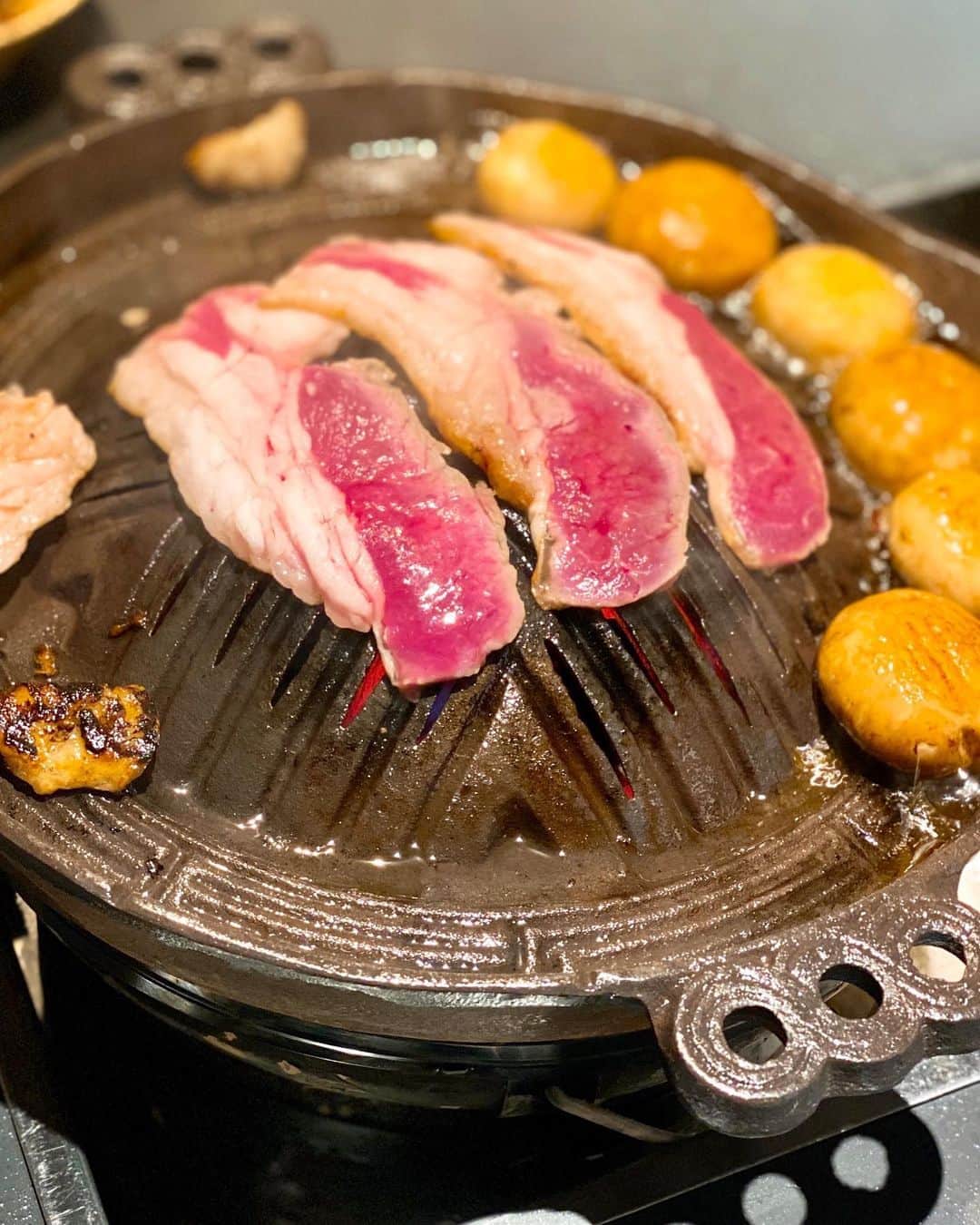 秋山具義さんのインスタグラム写真 - (秋山具義Instagram)「誰かとご飯行く時に、麻布十番『羊SUNRISE』に行きたいと言われる確率がめちゃくちゃ高いです。﻿ そして、毎回、感動的に美味しいです！﻿ 国産はもちろん最高ですが、昨日のオーストラリア産のパスチャーフェッドラム、素晴らしく美味しかった！！！﻿ シメのカレーも最高！！！﻿  そして、ここの羊食べると、翌日体重が減ってます♡  ﻿ #羊sunrise #具義ジンギスカン2020 #具義カレー2020」8月28日 10時00分 - gugitter