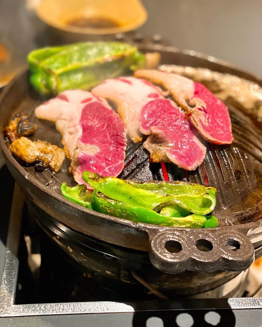 秋山具義さんのインスタグラム写真 - (秋山具義Instagram)「誰かとご飯行く時に、麻布十番『羊SUNRISE』に行きたいと言われる確率がめちゃくちゃ高いです。﻿ そして、毎回、感動的に美味しいです！﻿ 国産はもちろん最高ですが、昨日のオーストラリア産のパスチャーフェッドラム、素晴らしく美味しかった！！！﻿ シメのカレーも最高！！！﻿  そして、ここの羊食べると、翌日体重が減ってます♡  ﻿ #羊sunrise #具義ジンギスカン2020 #具義カレー2020」8月28日 10時00分 - gugitter