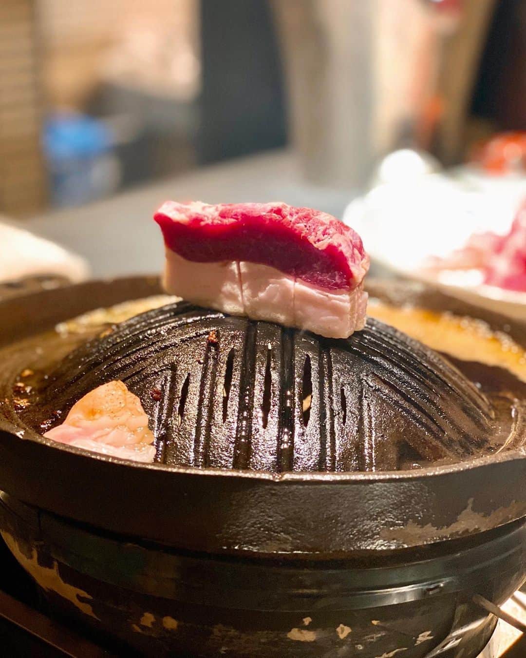 秋山具義さんのインスタグラム写真 - (秋山具義Instagram)「誰かとご飯行く時に、麻布十番『羊SUNRISE』に行きたいと言われる確率がめちゃくちゃ高いです。﻿ そして、毎回、感動的に美味しいです！﻿ 国産はもちろん最高ですが、昨日のオーストラリア産のパスチャーフェッドラム、素晴らしく美味しかった！！！﻿ シメのカレーも最高！！！﻿  そして、ここの羊食べると、翌日体重が減ってます♡  ﻿ #羊sunrise #具義ジンギスカン2020 #具義カレー2020」8月28日 10時00分 - gugitter