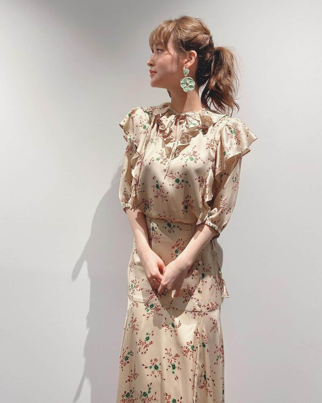 野崎萌香さんのインスタグラム写真 - (野崎萌香Instagram)「昨日の  @sweet_editors LINE Liveの 衣装です🌼🦋  blouse... @deicy_official  skirt... @deicy_official  butterfly ring... @enasoluna_official  Perl ring ... @demiluxebeams  pierce ... @levensjewels  sandal... @nebulonie.japan」8月28日 10時09分 - moeka_nozaki