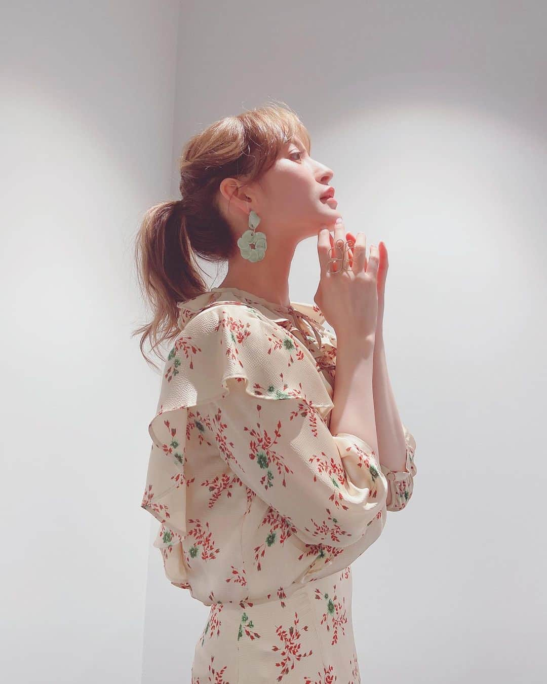 野崎萌香さんのインスタグラム写真 - (野崎萌香Instagram)「昨日の  @sweet_editors LINE Liveの 衣装です🌼🦋  blouse... @deicy_official  skirt... @deicy_official  butterfly ring... @enasoluna_official  Perl ring ... @demiluxebeams  pierce ... @levensjewels  sandal... @nebulonie.japan」8月28日 10時09分 - moeka_nozaki